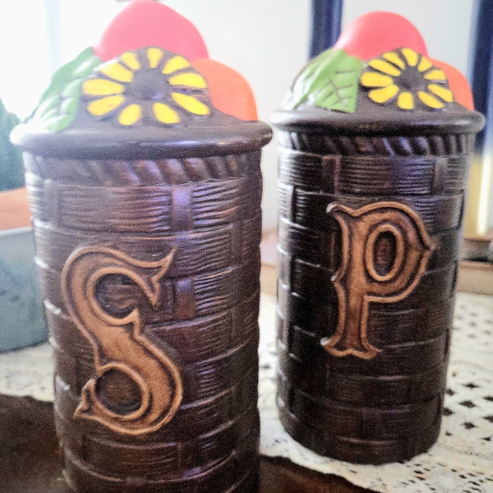 Vintage Flower Power Groovy Ceramic Retro Salt & Pepper Shakers Sunflower - Picture 4 of 8